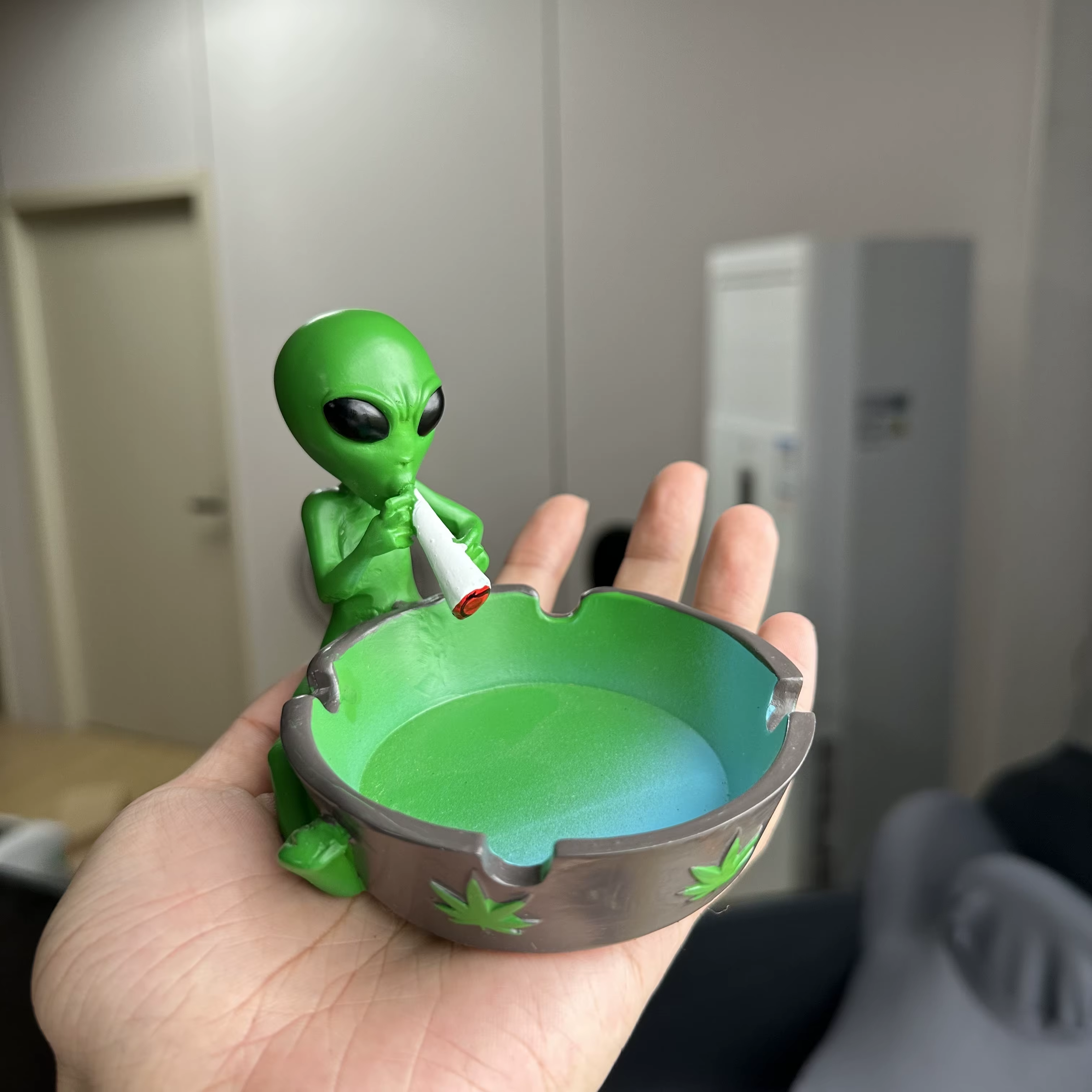 Martian Alien Astronaut Ashtray – Resin UFO Decorative Statue
