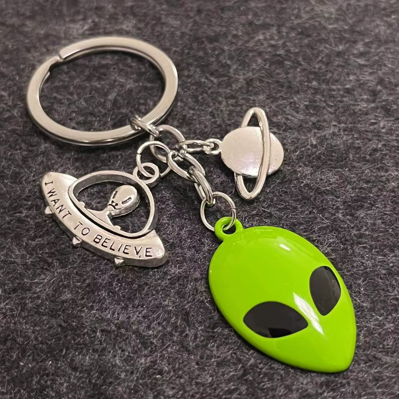 UFO Alien Astronaut Keychain – Green Enamel Cosmic Alloy Key Ring