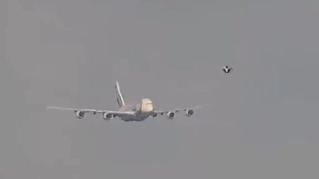 Mysterious shaking caught on video as UFO approaches plane at airport